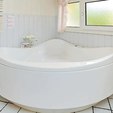 8 Person In Humble-by Traum